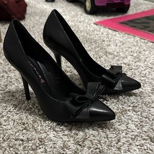 Steve Madden Elegant Black Heels with Bow Accent